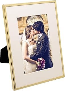 Porta-retrato dourado com foto de casal de noivos