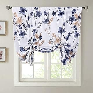 Cortinas blackout com padrão floral azul e bege, penduradas em um varão acima de uma janela.