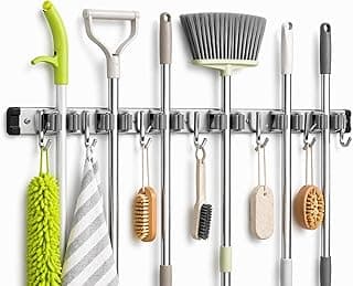 Suporte de parede para ferramentas de limpeza com 9 acessórios, itens de limpeza pendurados, ganchos de metal inoxidável, fundo branco