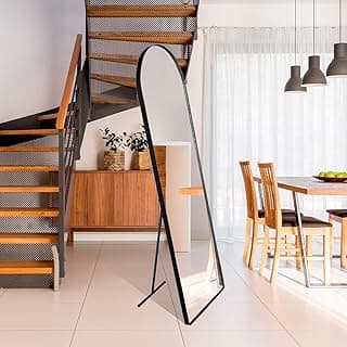 Espelho decorativo moderno preto 150x50cm com suporte de chão refletindo escada e mesa de jantar