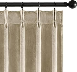 Cortinas de veludo bege plissadas com ganchos penduradas em varão preto, fundo branco