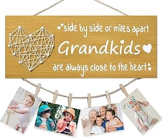 Porta-retratos de madeira com texto sobre o amor de avós por netos e fotos de família