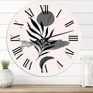 Relógio de parede grande com design abstrato de folhas tropicais, fundo rosa pálido, números romanos, para decoração de sala.