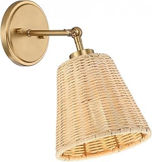 Luminária de parede dorada com cúpula de rattan, base de metal, interruptor superior.
