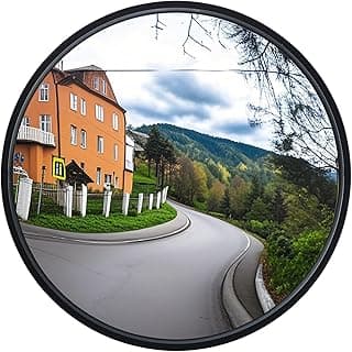 Espelho convexo acrílico refletindo uma estrada com uma casa laranja e vegetação verde
