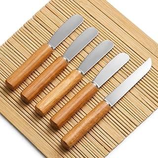Conjunto de facas de bambu com lâminas de aço inoxidável sobre superfície de bambu