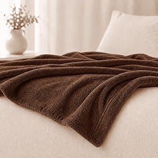 Cobertor de fleece macio e antialérgico em cor marrom claro, ideal para camas.