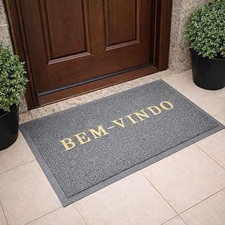 Tapete de entrada cinza antiderrapante com a inscrição 'BEM-VINDO' em letras douradas