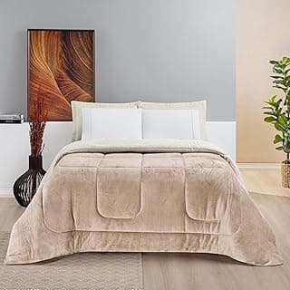 Cobertor macio de cor bege em cama com travesseiros brancos, quarto com decoração neutra