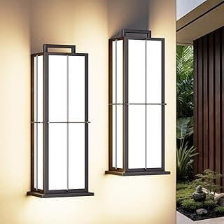 Luminárias LED de parede externas modernas em preto e vidro, instaladas em uma parede amarela.