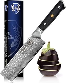 Faca de cozinha japonesa Regalia com lâmina de aço damasco e cabo preto, ao lado de caixa e berinjela fatiada.