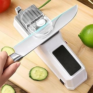 Afiador elétrico de facas profissional afiando uma faca em uma tábua de corte