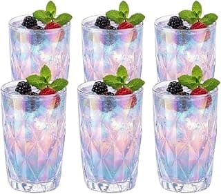 Jogo de copos de vidro iridescentes com design geométrico multicolorido, cheios de bebida e frutas vermelhas