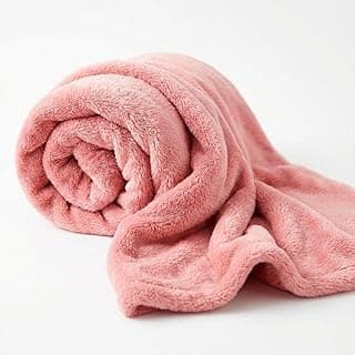 Manta enrolada rosa claro de microfibra com textura macia