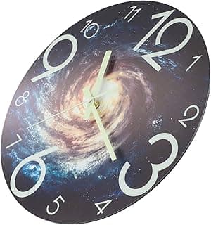 Relógio de parede silencioso com galáxia espiral, números luminosos brancos, fundo preto.