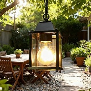 Luminária pendente vintage retrô para exterior, em metal preto e vidro, iluminando um jardim com lâmpada estilo Edison.