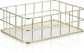 Cesta de arame dourada com duas prateleiras em fundo branco
