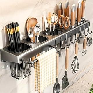 Suporte escorredor de utensílios de cozinha em aço inoxidável montado na parede, com compartimentos e ganchos para organização.