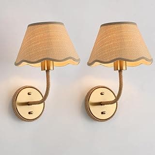 Duas lâmpadas de parede rústicas douradas com acabamento em vime
