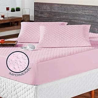 Kit capa impermeável protetora para colchão rosa com travesseiros em um quarto de casal