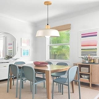 Luminária pendente branca em uma sala de jantar com mesa de madeira e cadeiras azuis