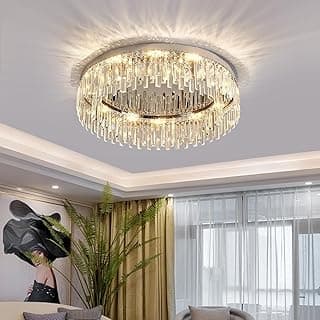 Luminária de teto moderna de cristal com acabamento cromado e prateado, iluminando uma sala de estar.