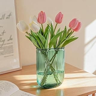 Vaso de vidro canelado verde em forma de U com tulipas brancas e rosas em um centro de mesa