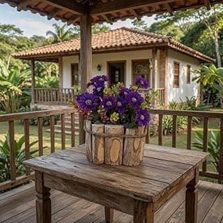 Vaso decorativo de madeira rústica com flores artificiais de mini margarida roxa em ambiente externo