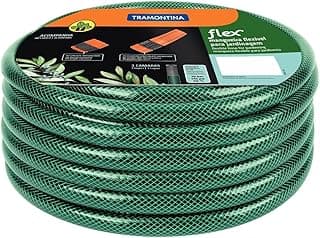 Mangueira de jardim verde Tramontina flexível e resistente.