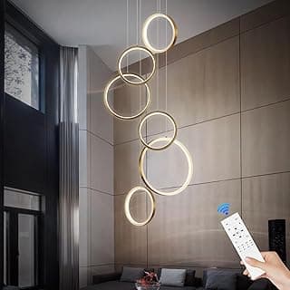 Lustre de LED moderno com 6 anéis dourados, pendurado no teto de uma sala.