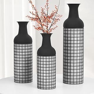 Conjunto de 3 vasos grandes de chão com design xadrez preto e cinza, dispostos em uma mesa.
