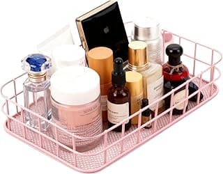 Cesta de armazenamento de arame de metal rosa com alças, preenchida com produtos de beleza.