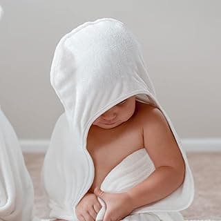 Toalha de banho com capuz e laço para bebê branco, bebê recém-nascido usando a toalha
