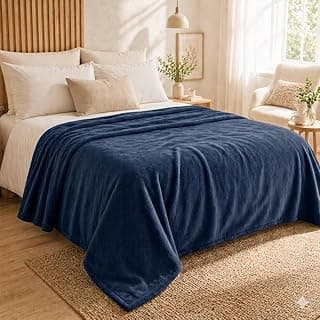 Cobertor Casal Azul Marinho em Microfibra Soft sobre cama com roupa de cama branca