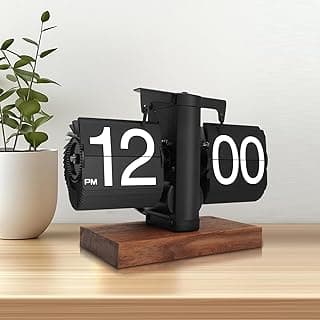 Relógio flip preto com números brancos em suporte de madeira, decoração de mesa