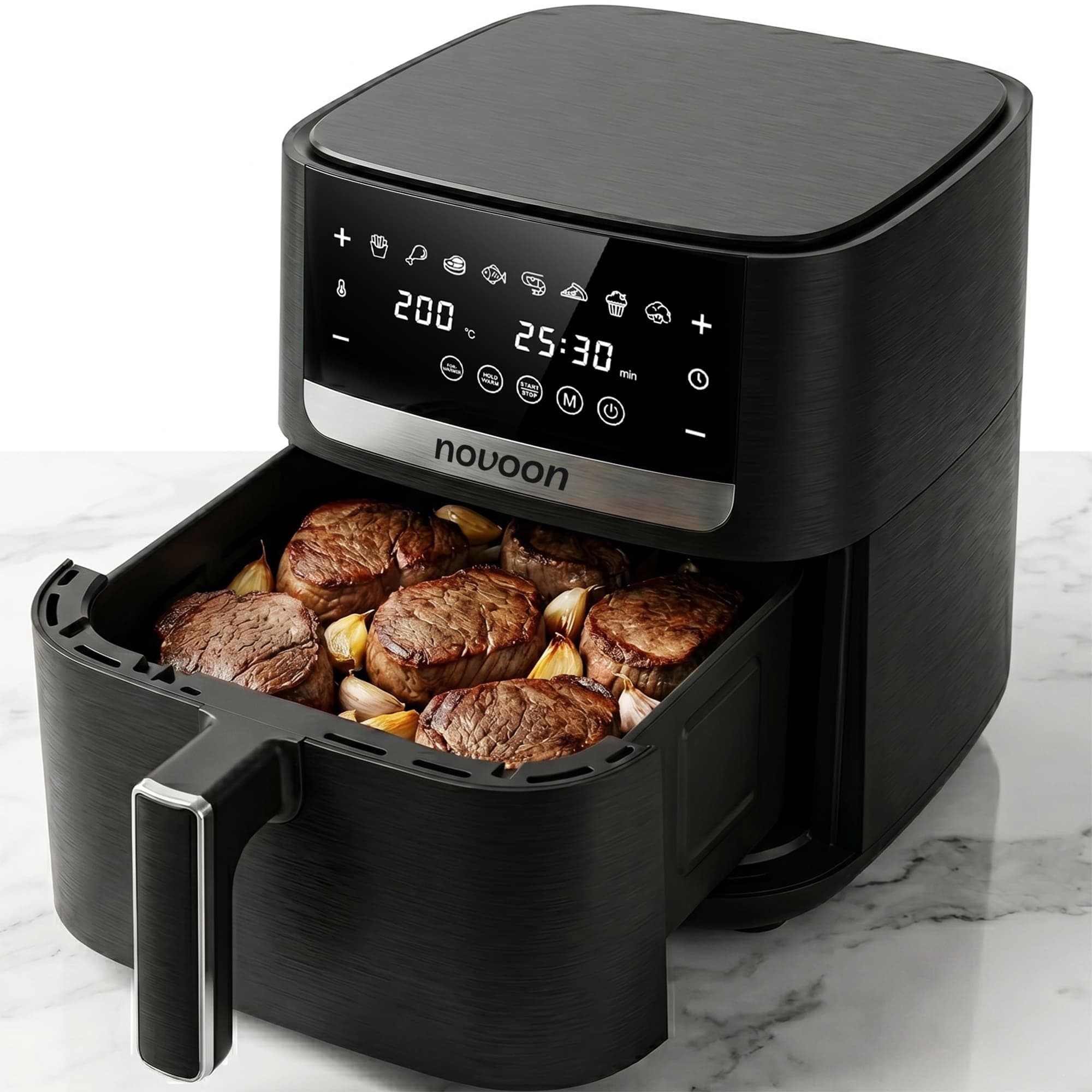 Fritadeira elétrica preta digital 8 litros com cesto aberto mostrando carnes e legumes assados