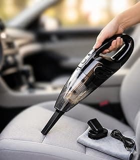 Aspirador de pó portátil preto em uso dentro de um carro, conectado a um carregador.