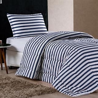 Edredom solteiro azul e branco com listras, sobre cama com travesseiro combinando
