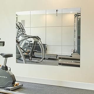 Espelho de ginástica montado na parede em academia refletindo equipamentos de exercício