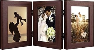 Porta-retrato de três dobras com fotos de família em fundo branco