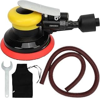 Lixadeira pneumática com disco abrasivo vermelho e preto, tubo de ar e avental preto
