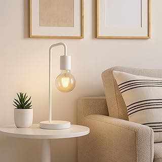 Luminária de mesa branca vintage com lâmpada acesa em uma sala com fundo bege