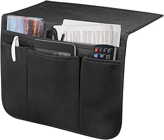 Organizador de cabeceira preto com compartimentos e bolsos, contendo controle remoto, tablet, livro e caderno.
