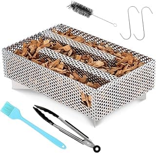Caixa de defumador de pellets com pellets e acessórios de cozinha em fundo branco