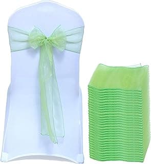 Cadeira decorada com faixas verdes de organza, ideal para eventos e festas