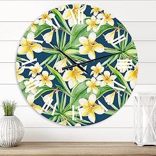 Relógio de parede grande floral com folhagem tropical e flores amarelas em fundo azul.
