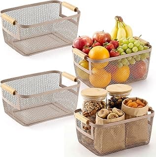 Conjunto de quatro cestas de arame de metal com alças de madeira, preenchidas com frutas e itens diversos.