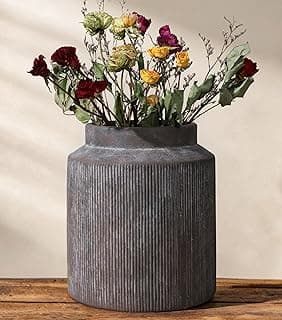 Vaso de cerâmica cinza com flores mistas para decoração de mesa