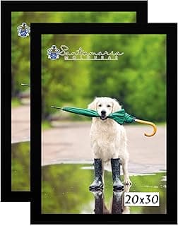 Cão branco com guarda-chuva verde e botas pretas em moldura preta 20x30