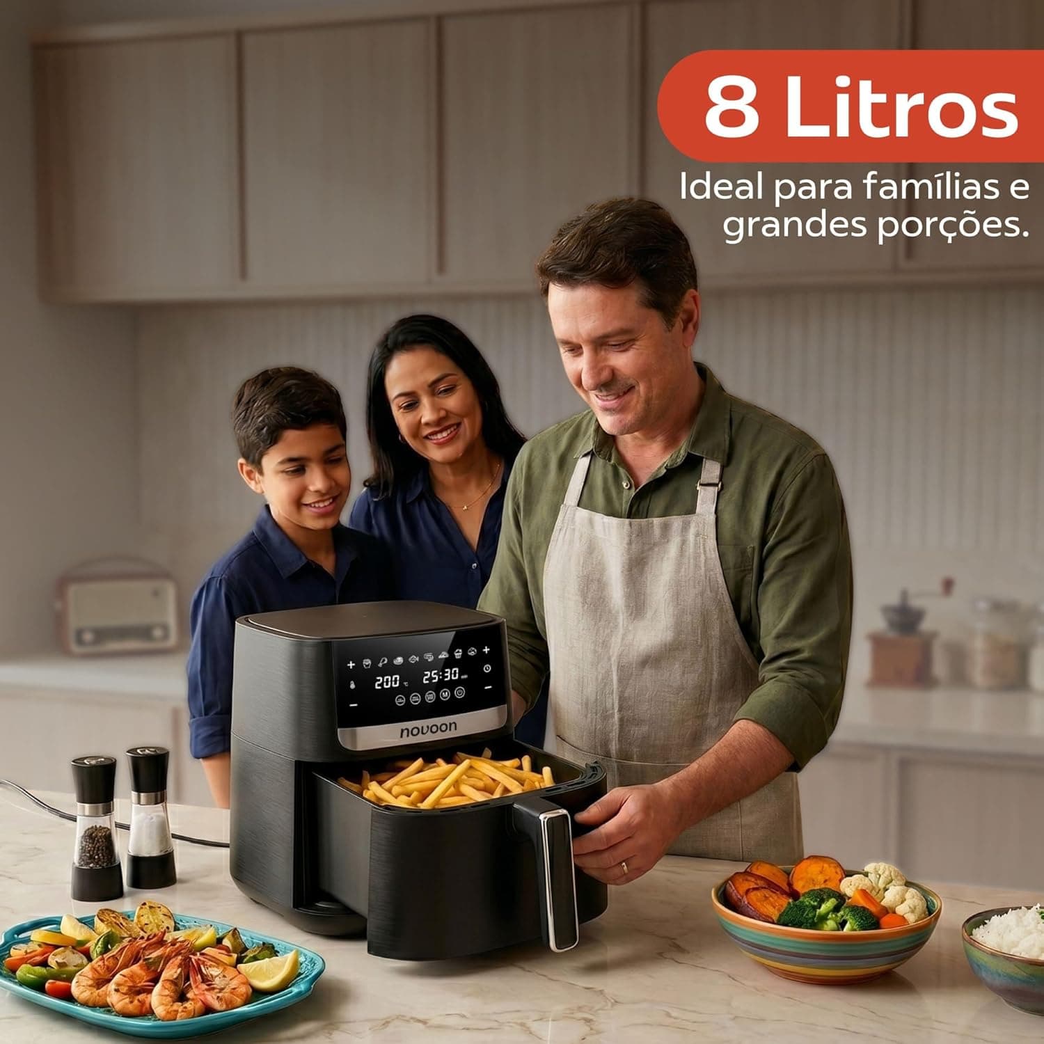 Família utilizando Air Fryer Novaon RA861D 8L preta para preparar várias receitas.